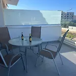 Breeze Bliss - A Radiant Coastal Appartement