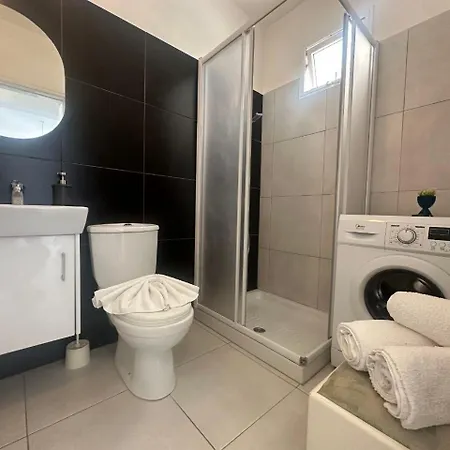 Breeze Bliss - A Radiant Coastal Apartamento